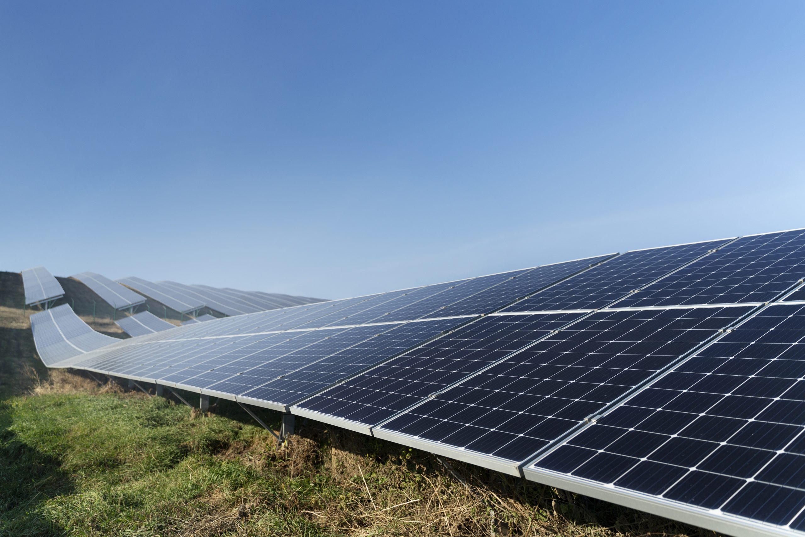 beautiful-alternative-energy-plant-with-solar-panels (2)